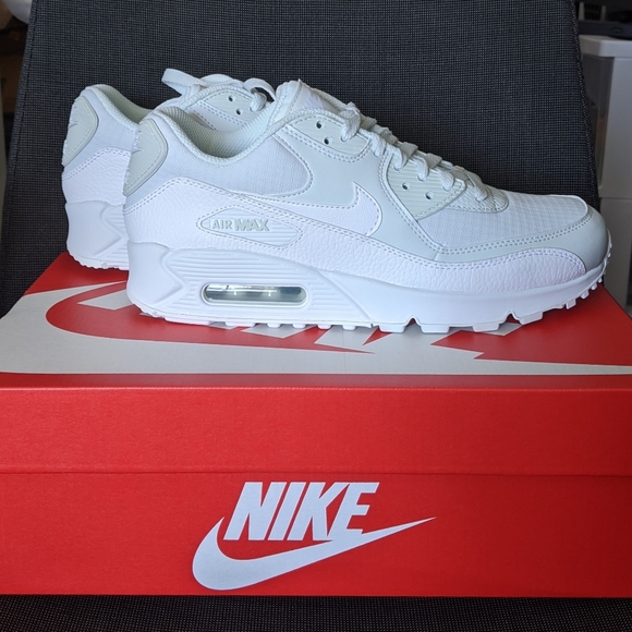 BNIB Nike Wmn's Air Max 90 - Sz 8 - Picture 5 of 9